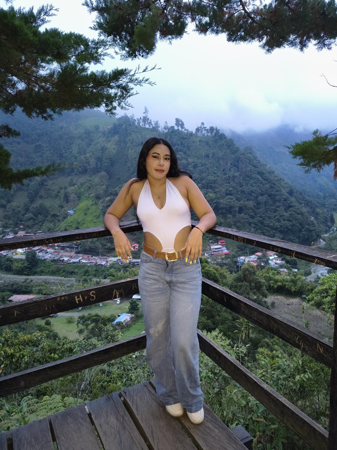 Image of cam model MarilynHills from XloveCam