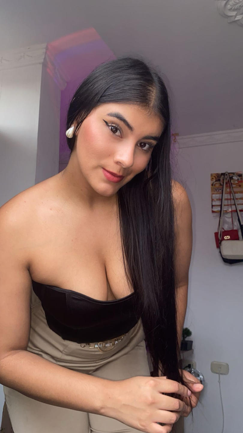 Image of cam model AlaraKey from XloveCam