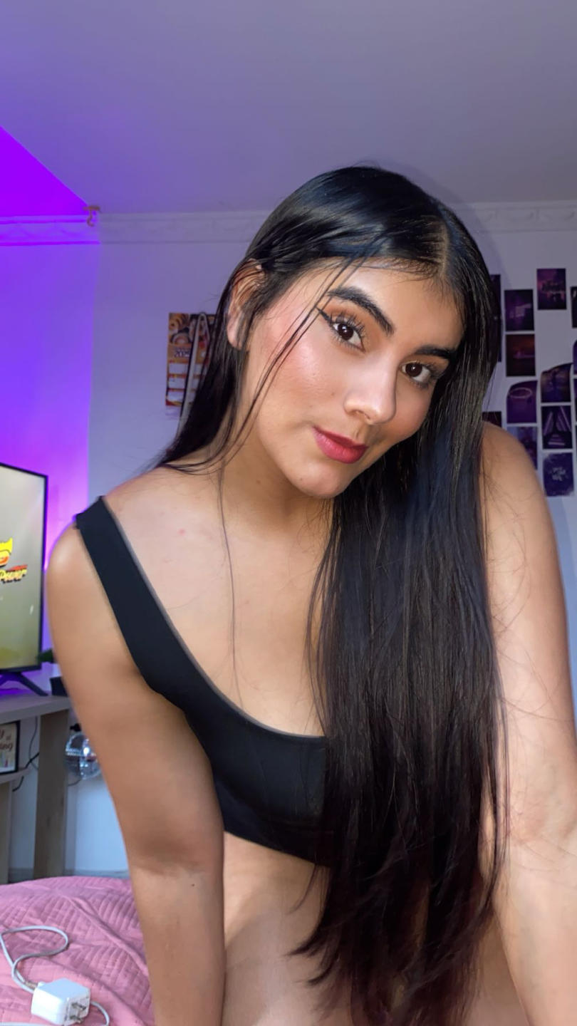 Image of cam model AlaraKey from XloveCam