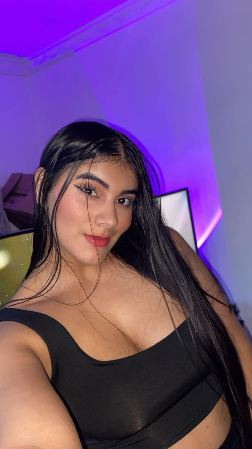 Image of cam model AlaraKey from XloveCam