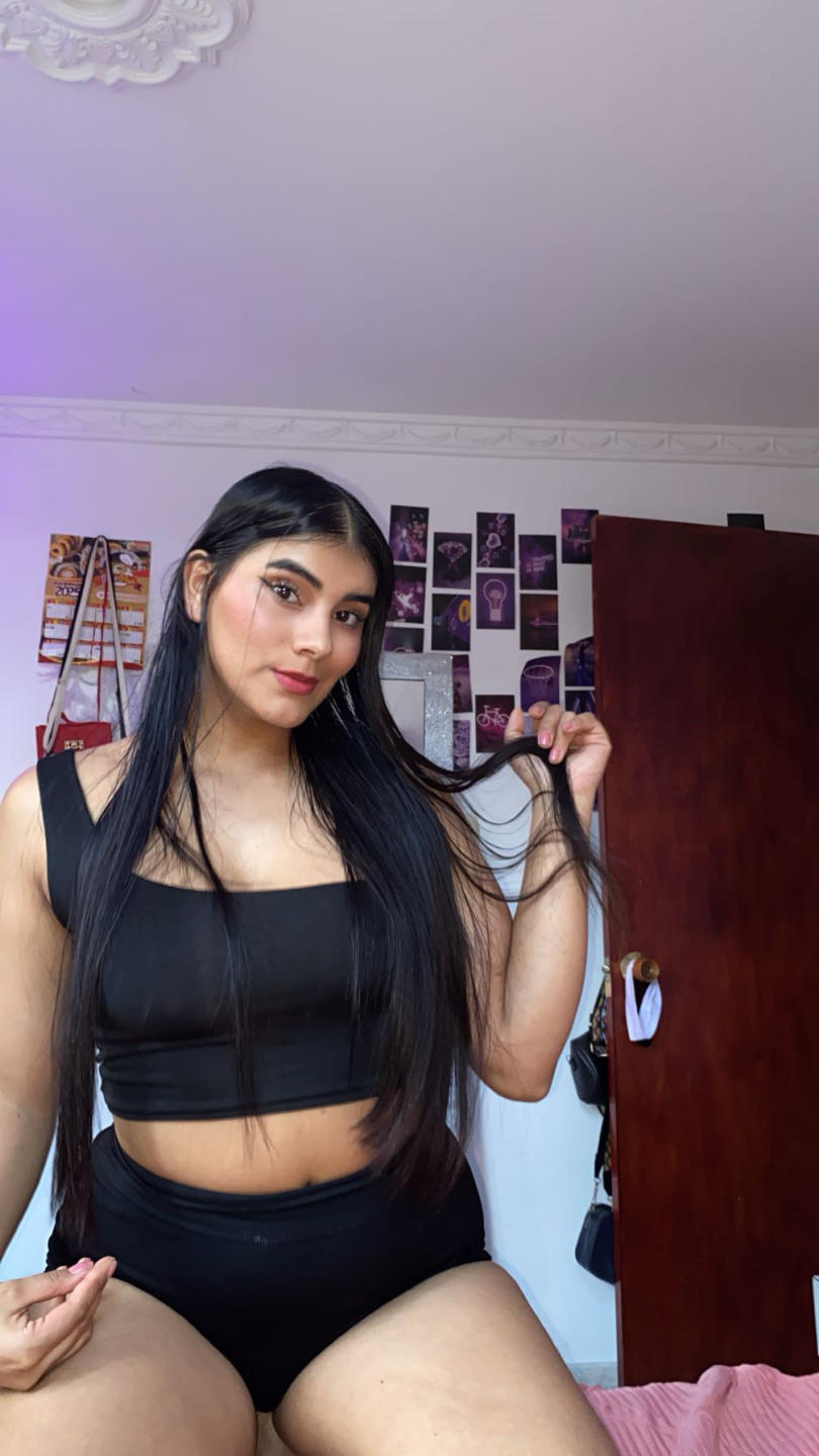 Image of cam model AlaraKey from XloveCam