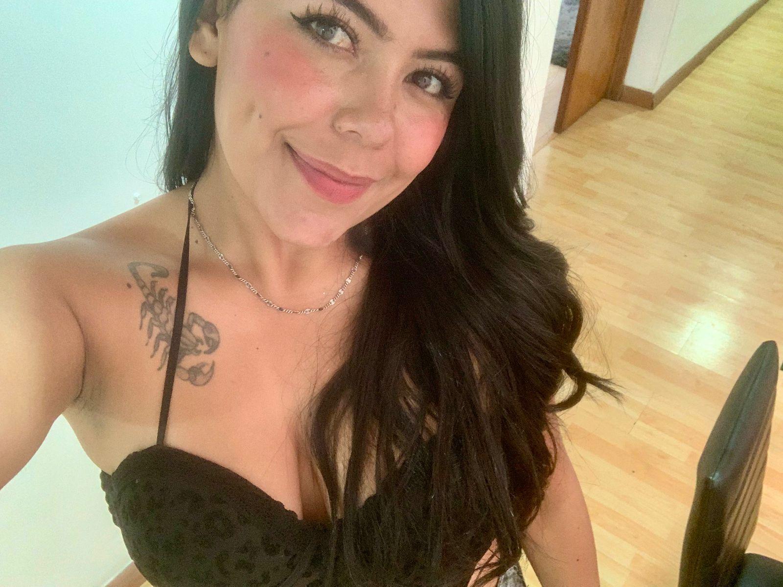Image of cam model CatalinaReiyna from XloveCam
