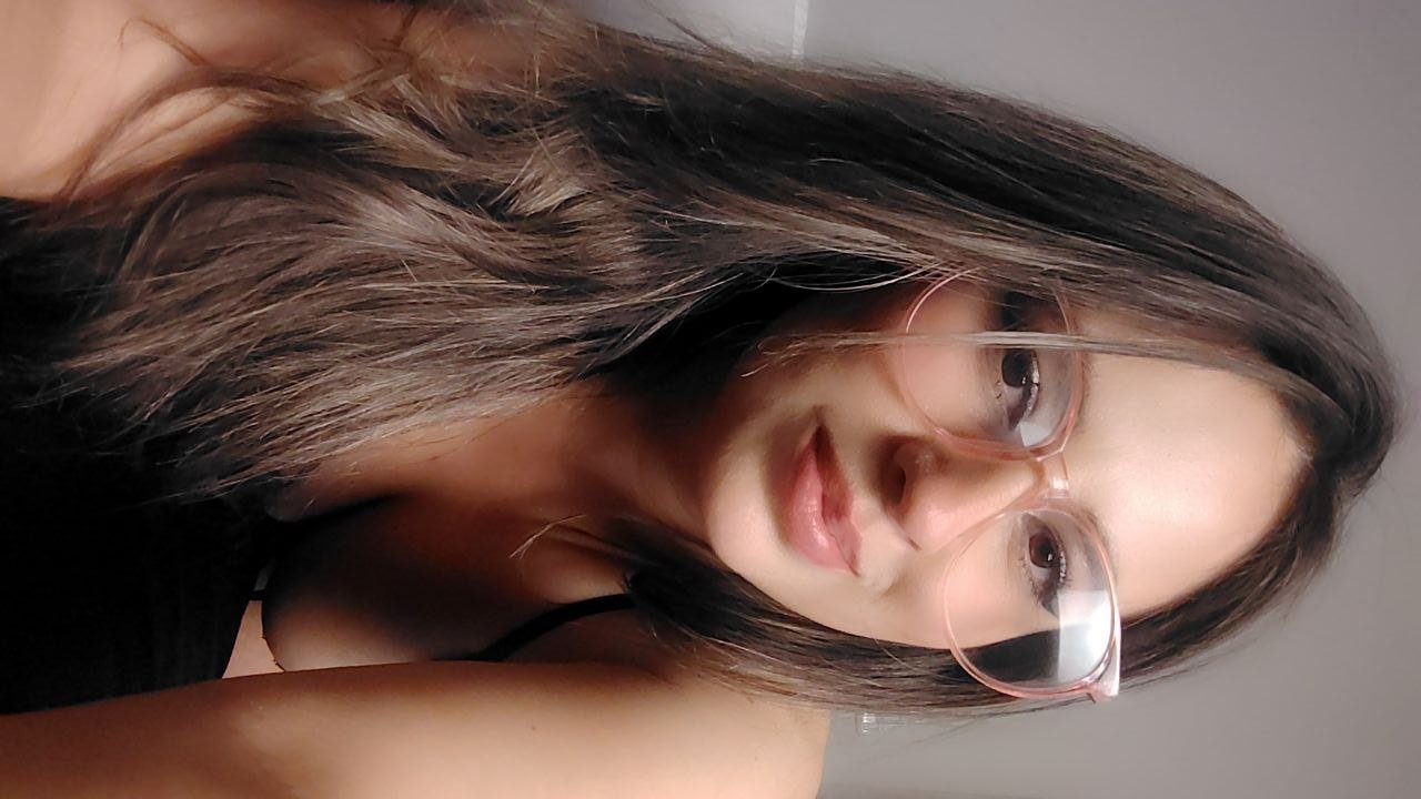 Image of cam model AmiiRosse from XloveCam