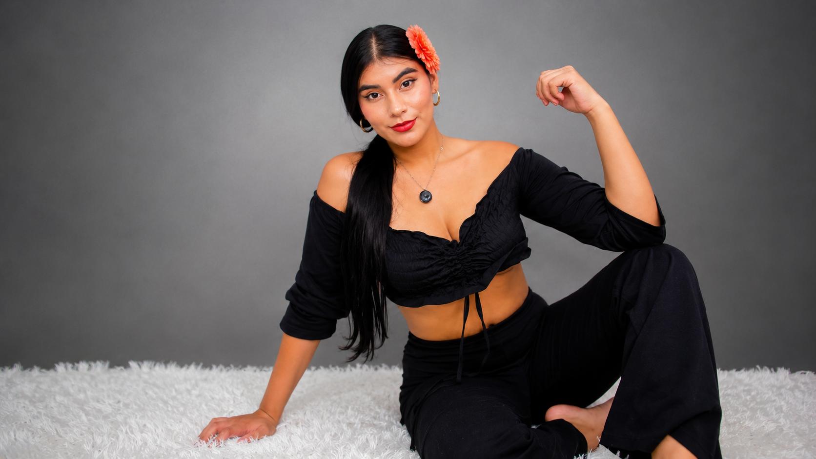 Image of cam model AlaraKey from XloveCam
