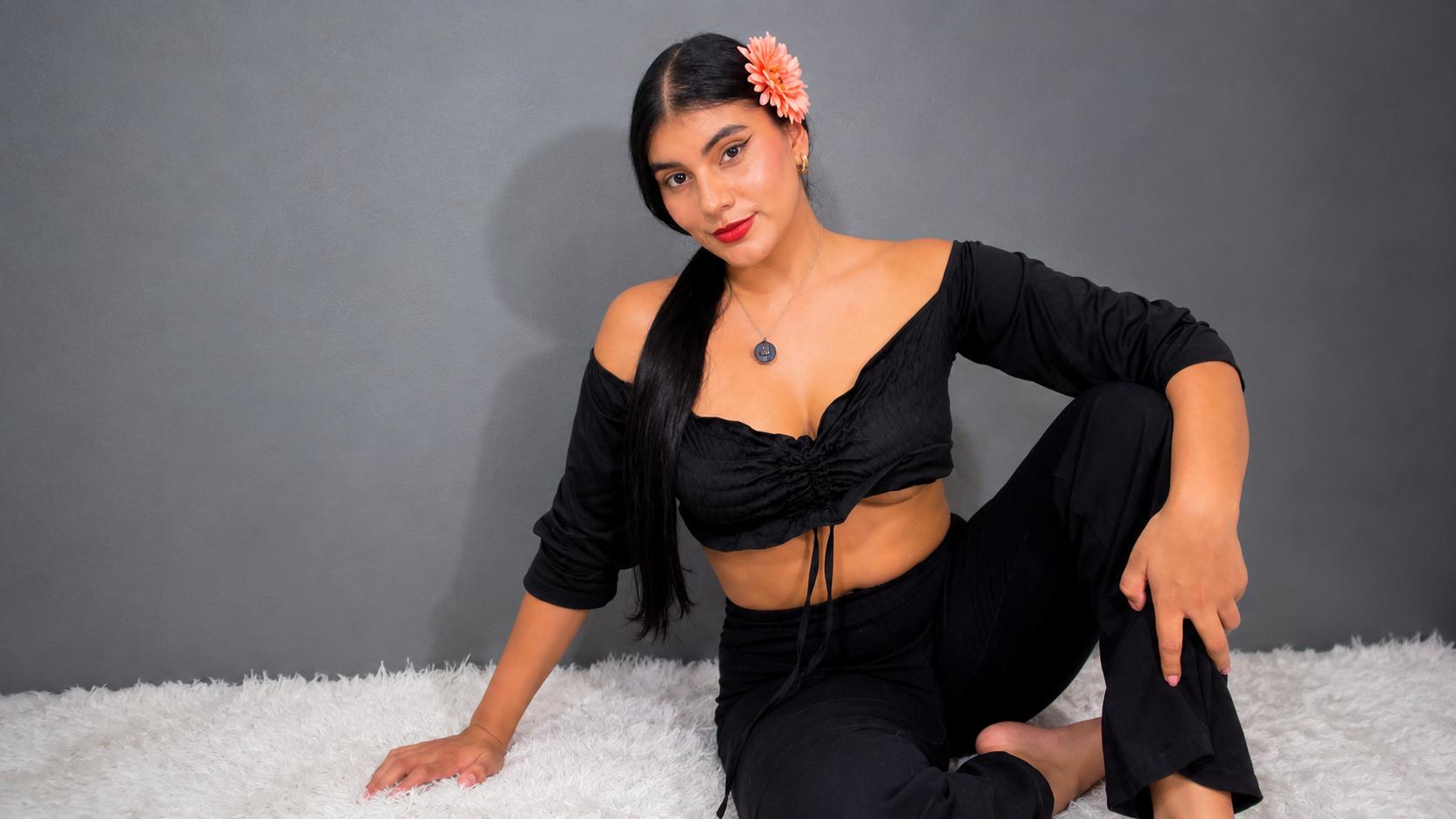 Image of cam model AlaraKey from XloveCam