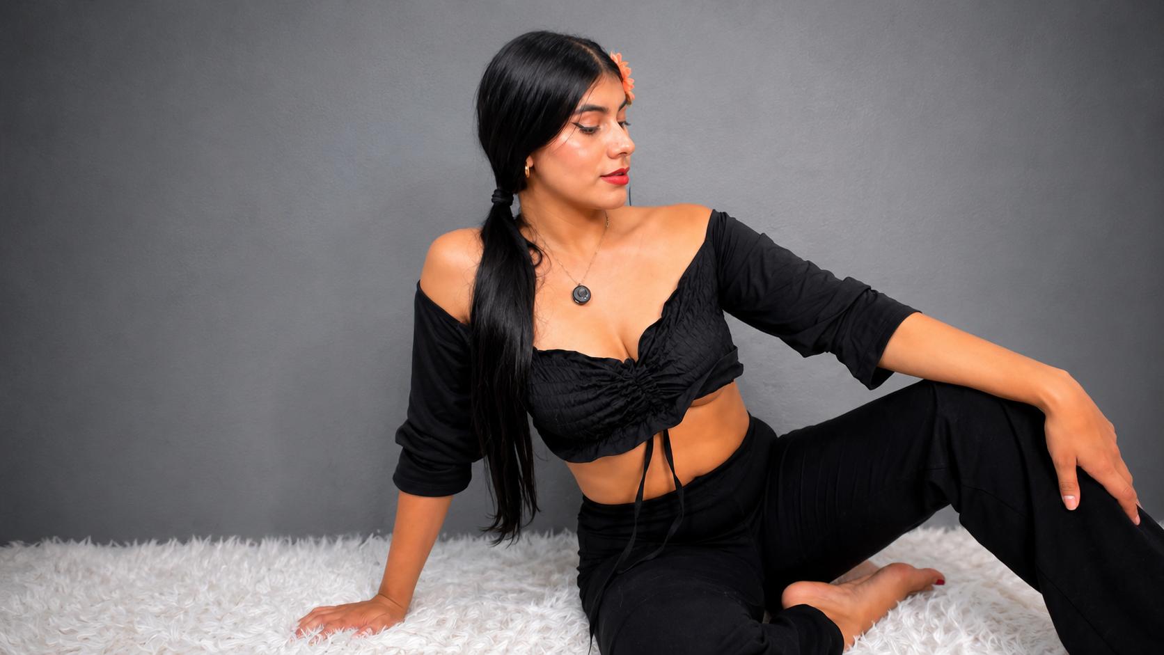 Image of cam model AlaraKey from XloveCam