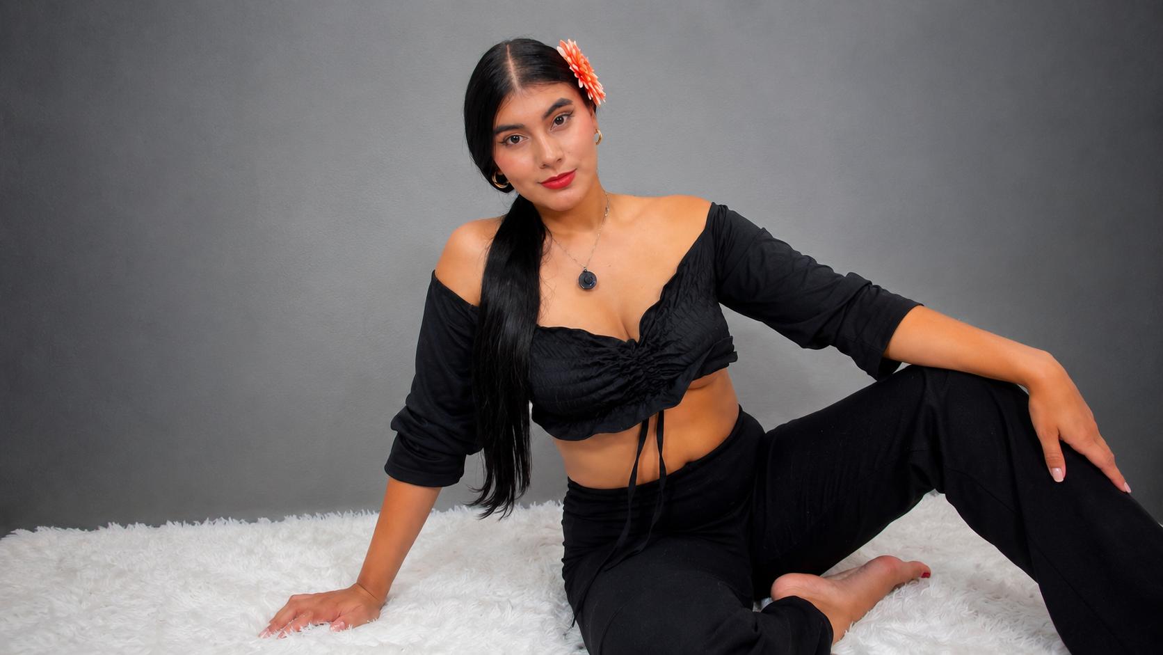 Image of cam model AlaraKey from XloveCam