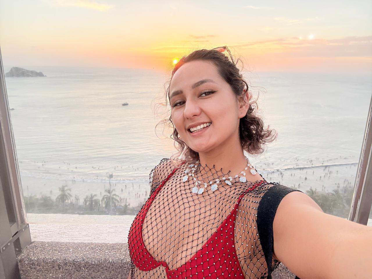 Image of cam model FloraSaenz from XloveCam