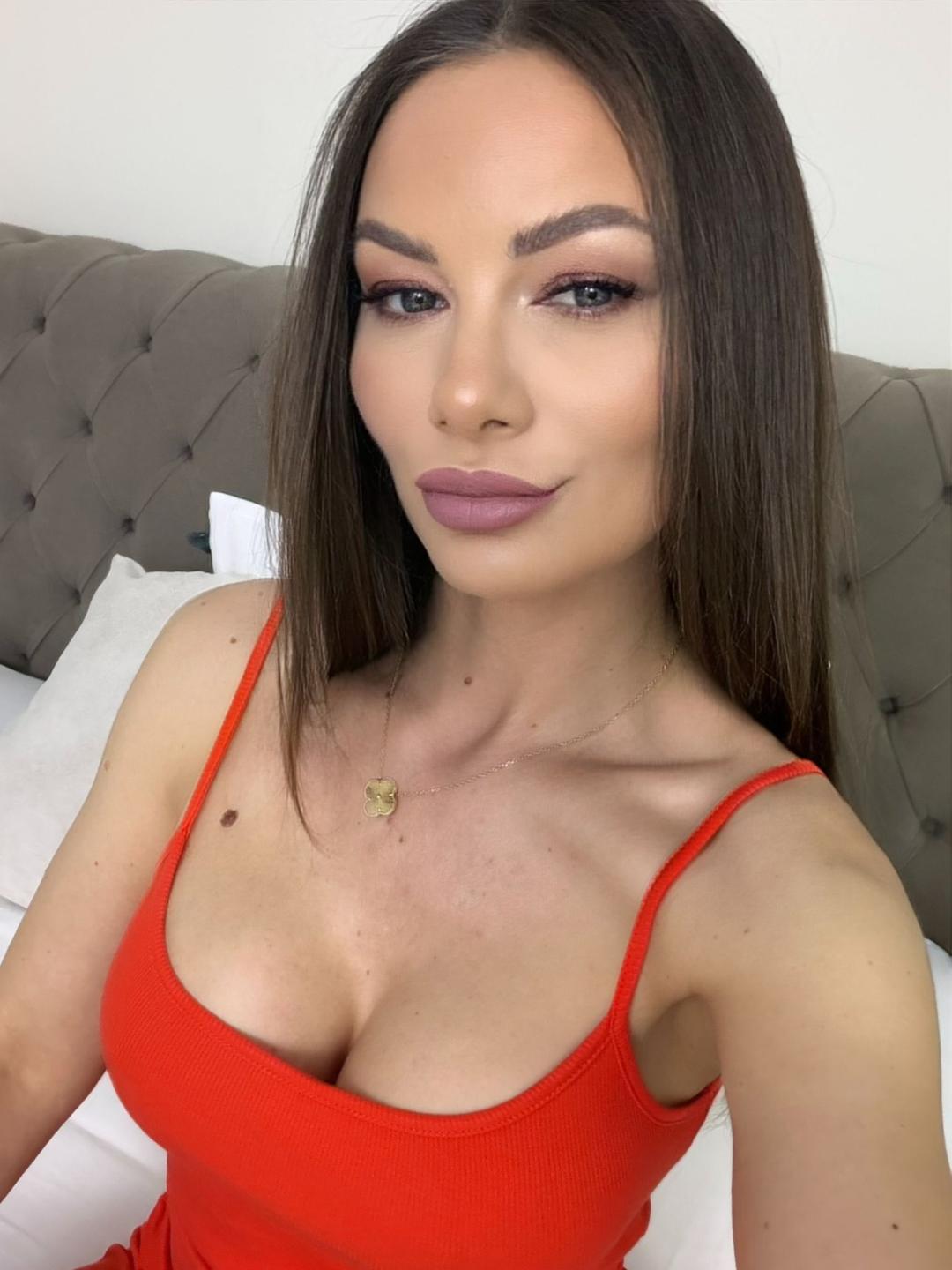 Image of cam model AliceMarr from XloveCam
