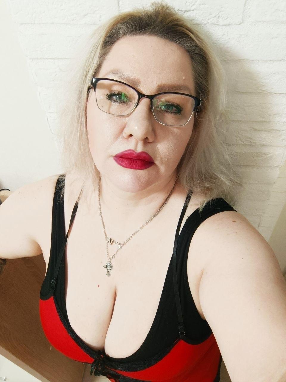 Image of cam model AngelinaGlam from XloveCam