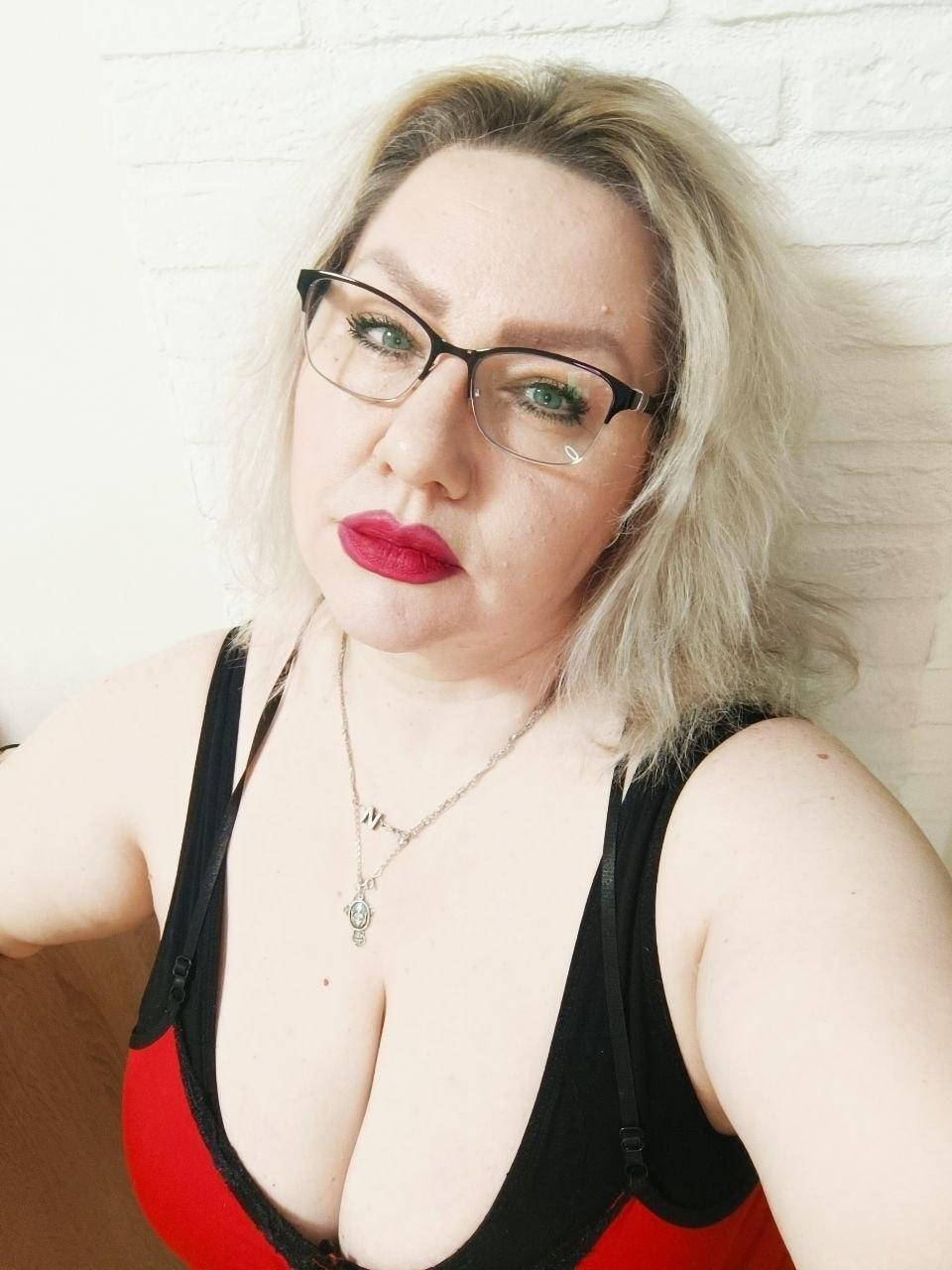 Image of cam model AngelinaGlam from XloveCam
