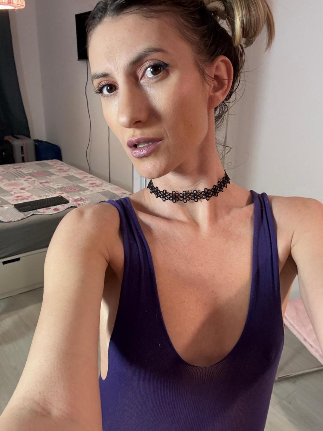 Image of cam model RoxanneQuin from XloveCam