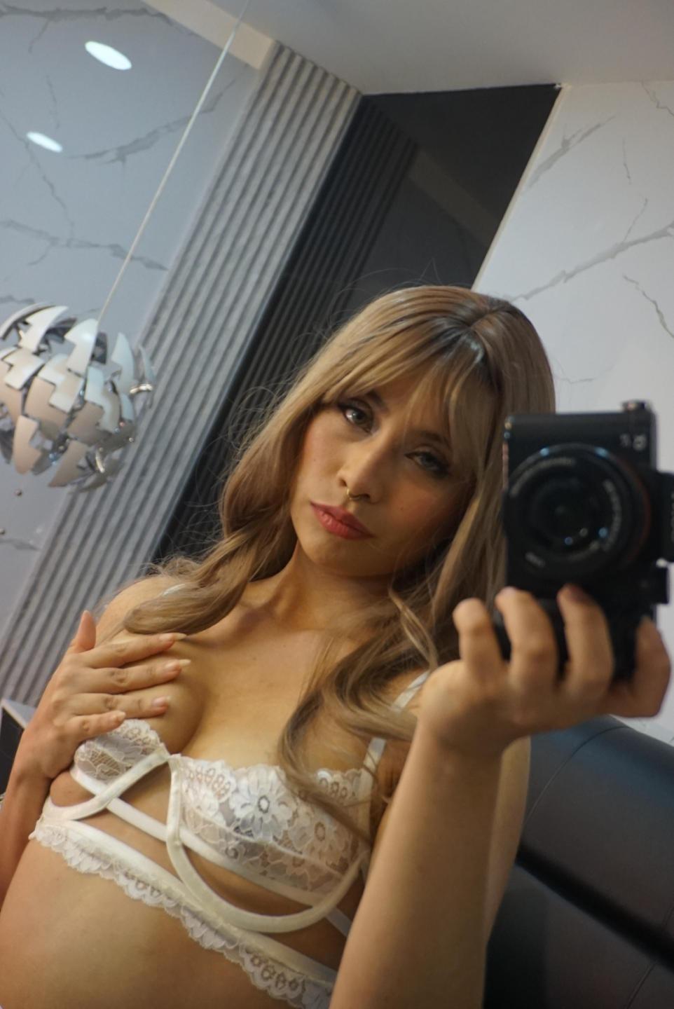 Image of cam model Ilayna from XloveCam