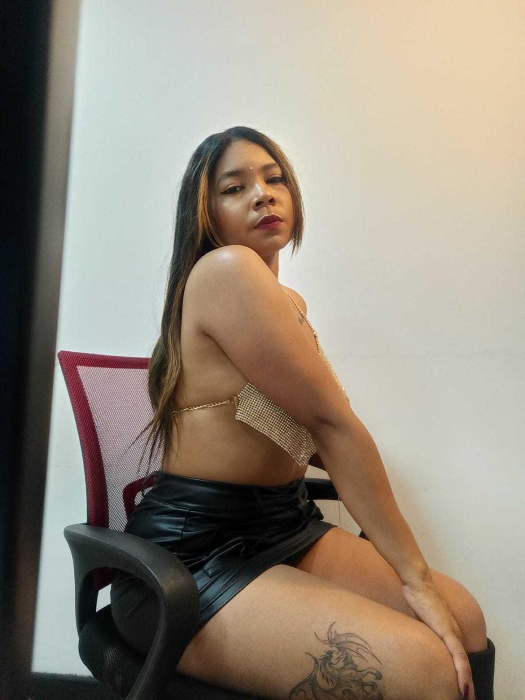 Image of cam model XinemaBonet from XloveCam
