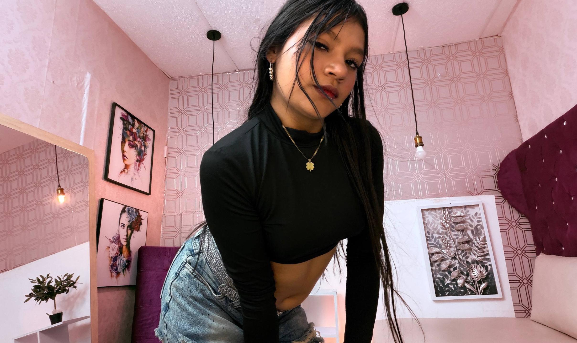 Image of cam model SamanthhaLove from XloveCam