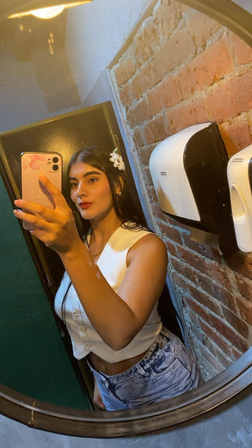 Image of cam model AlaraKey from XloveCam