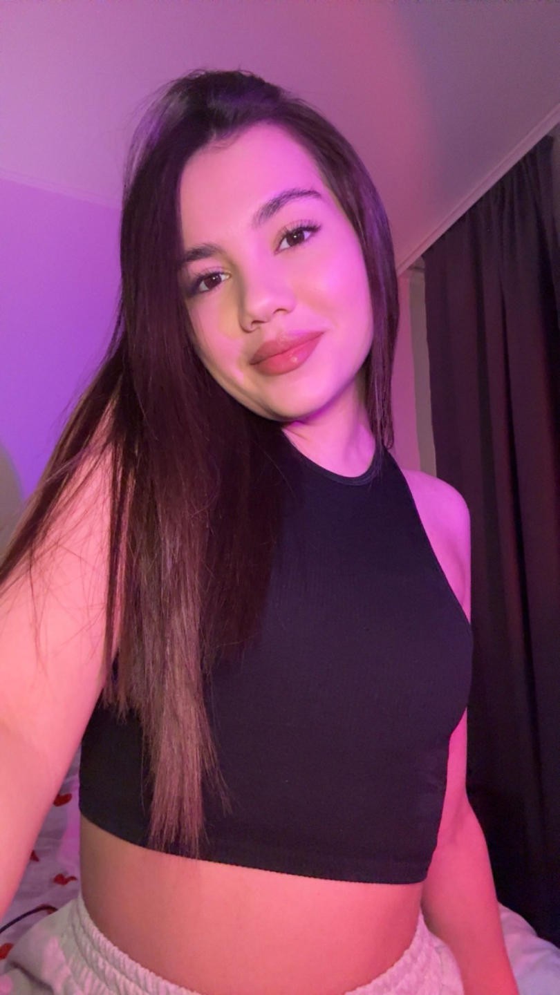 Image of cam model SantinaSchaumberg from XloveCam