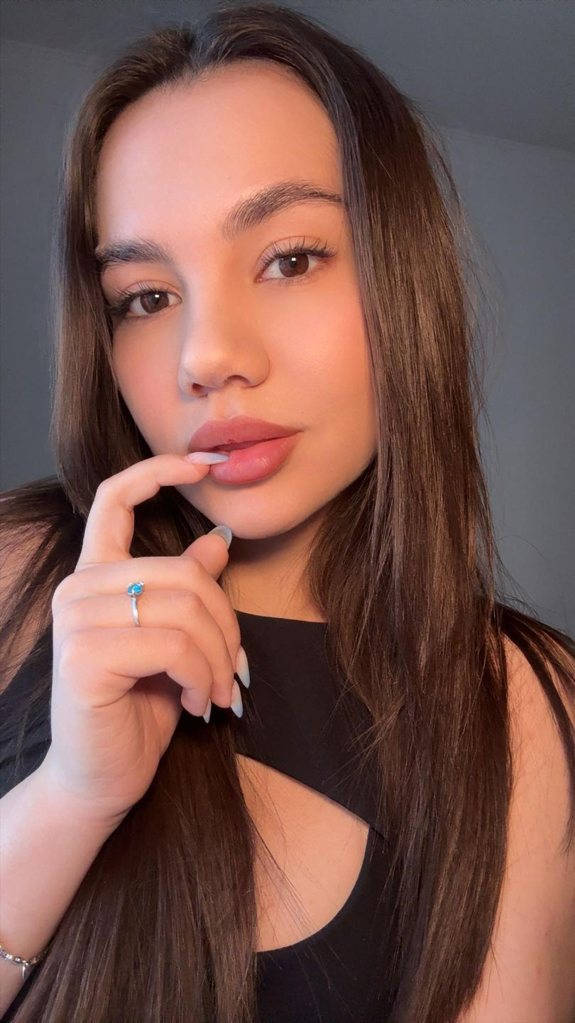 Image of cam model SantinaSchaumberg from XloveCam