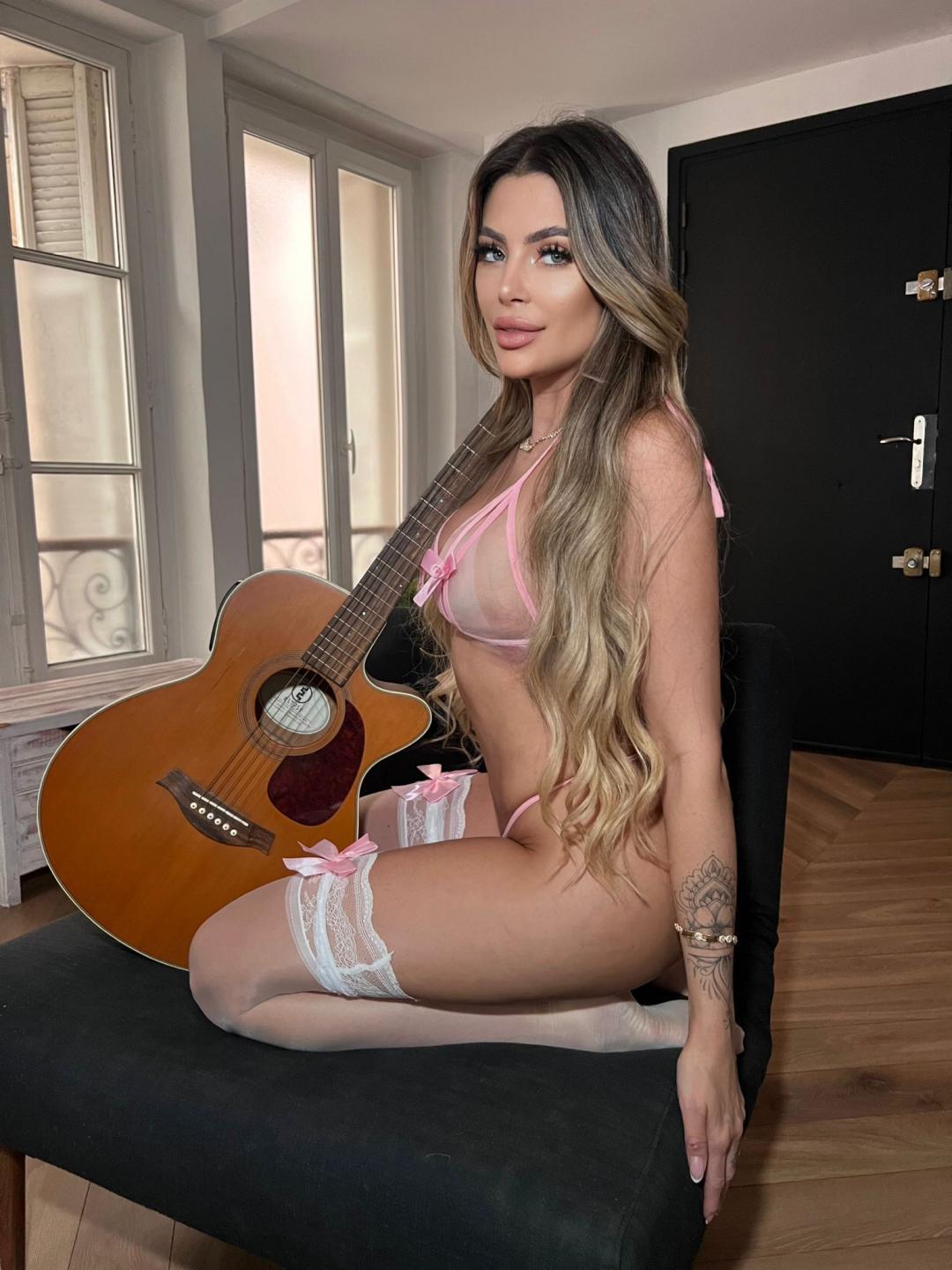 Image of cam model NicolyGF from XloveCam