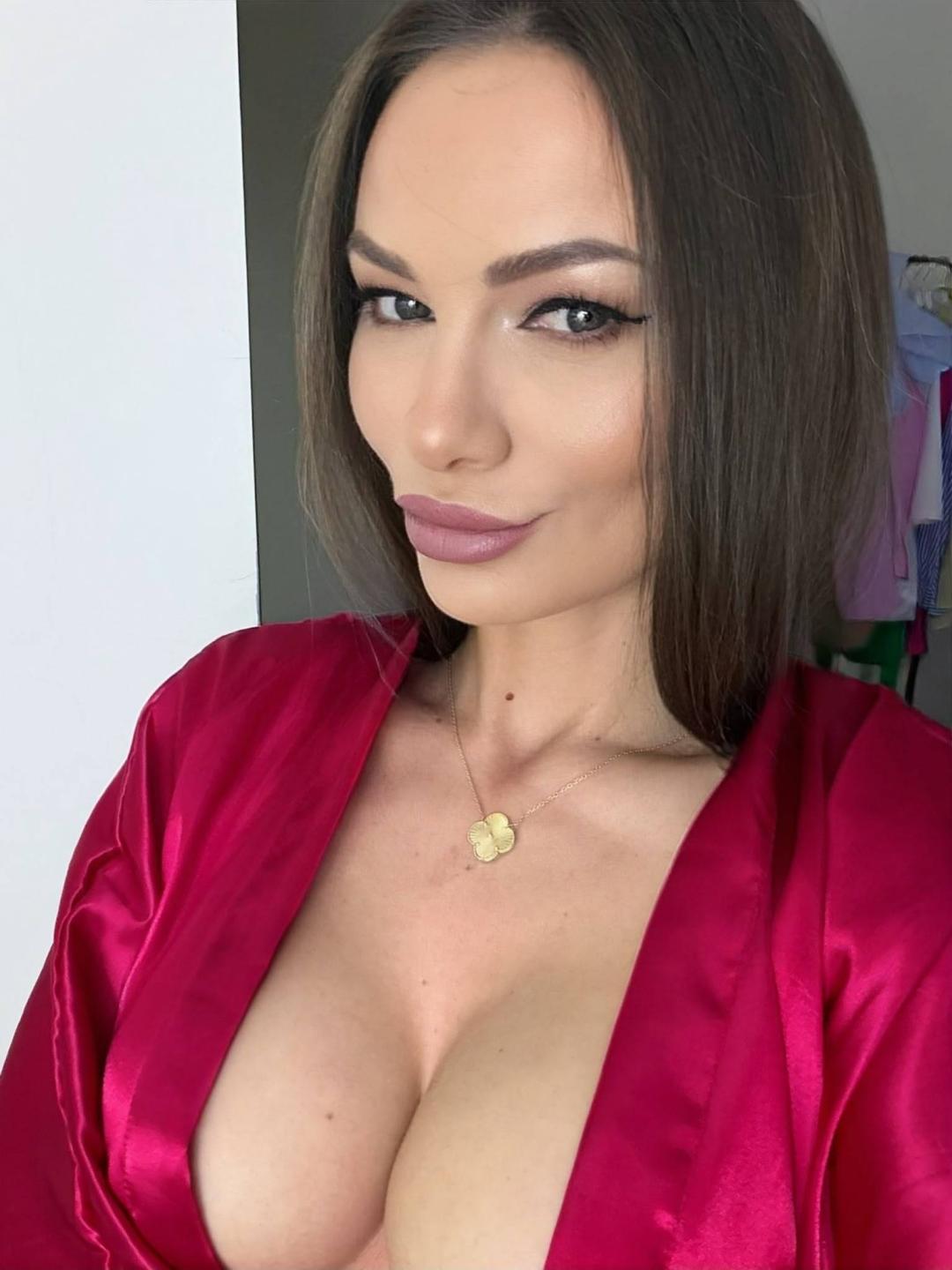 Image of cam model AliceMarr from XloveCam