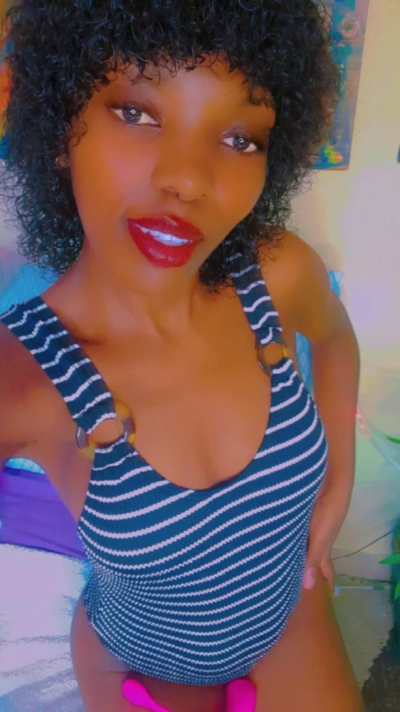 Image of cam model Gladwel (DarkTina) from XloveCam