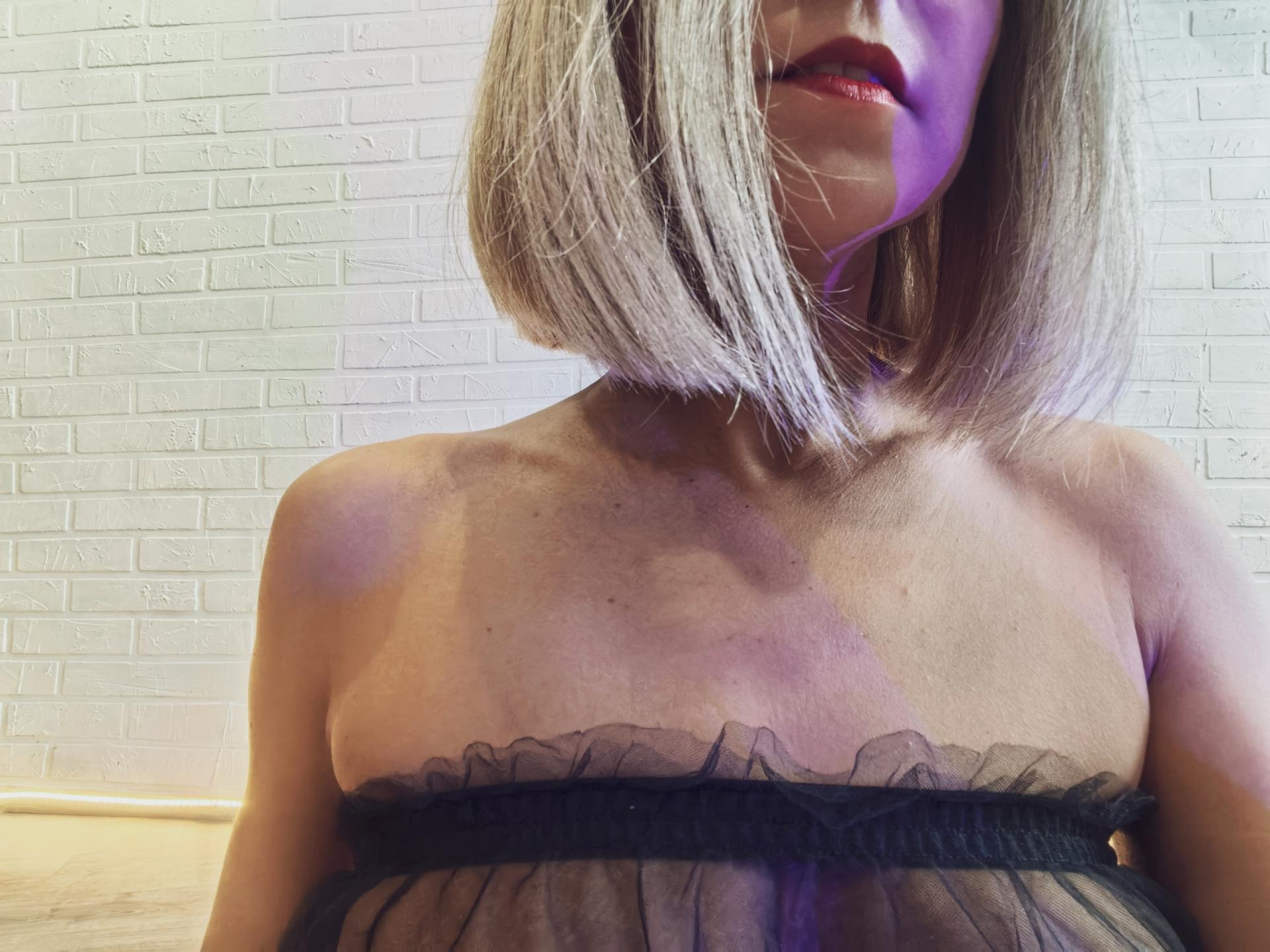 Image of cam model IceMaya from XloveCam