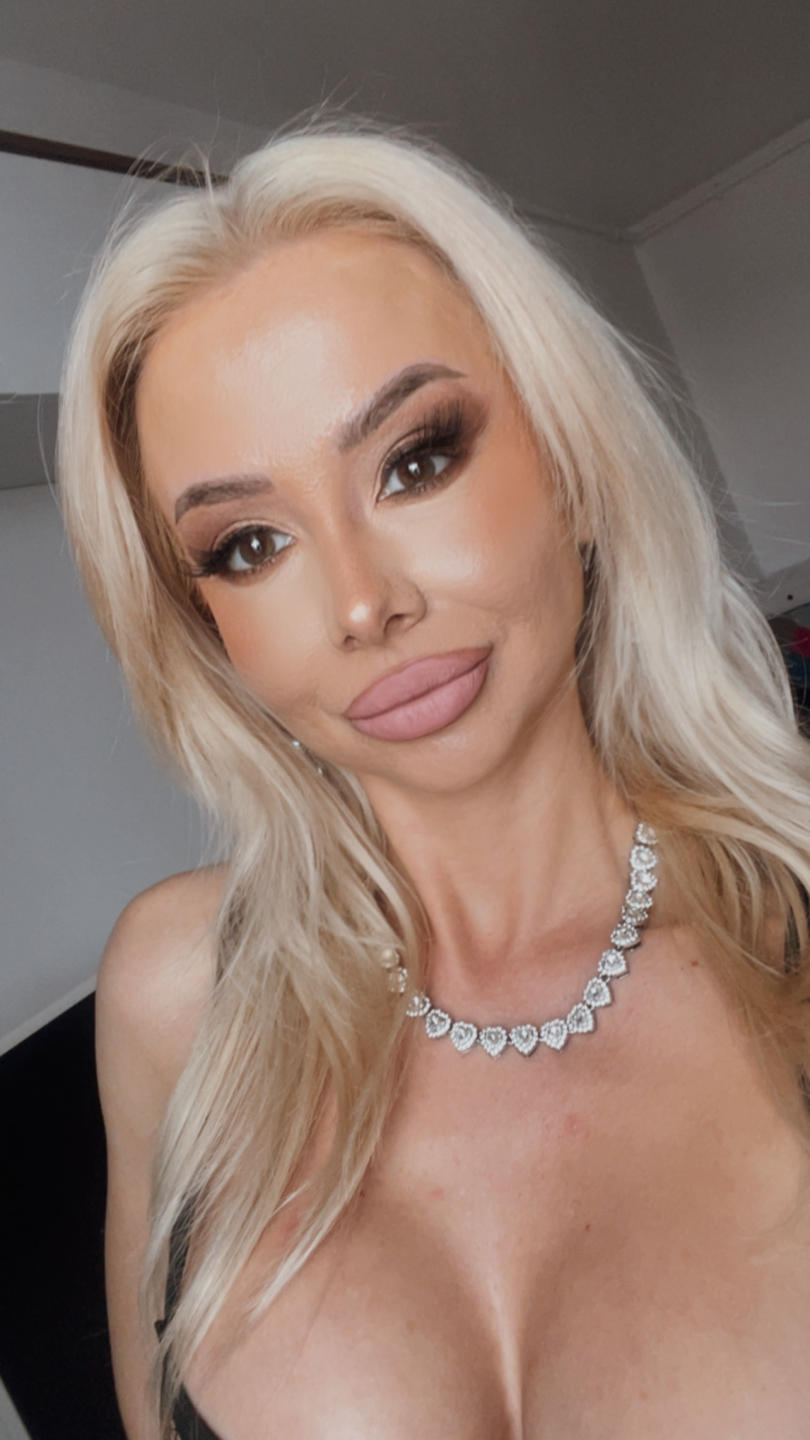 Image of cam model MoniqueBliss from XloveCam