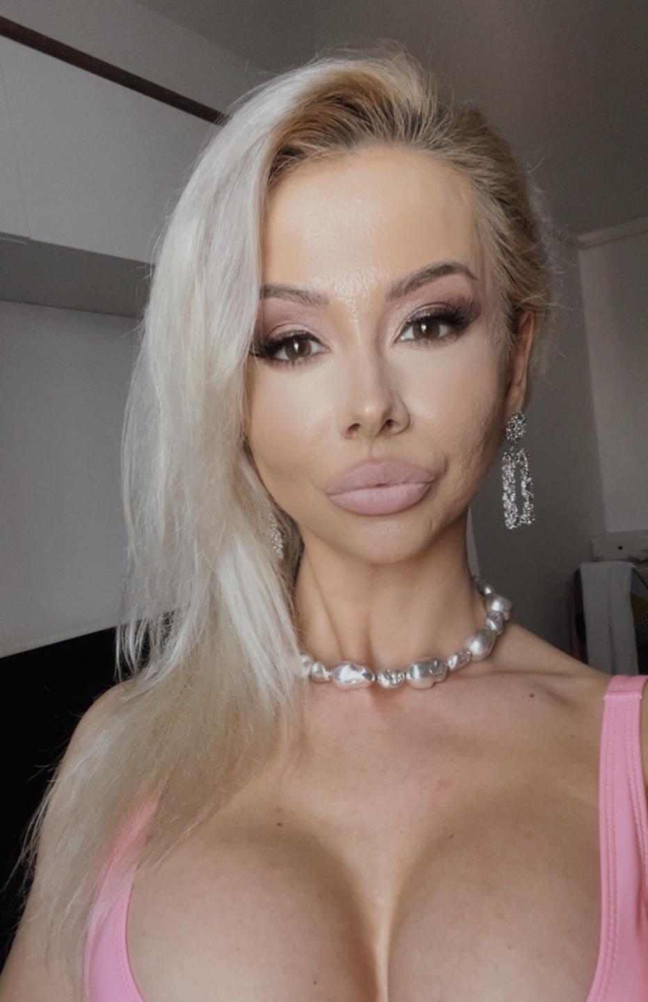 Image of cam model MoniqueBliss from XloveCam