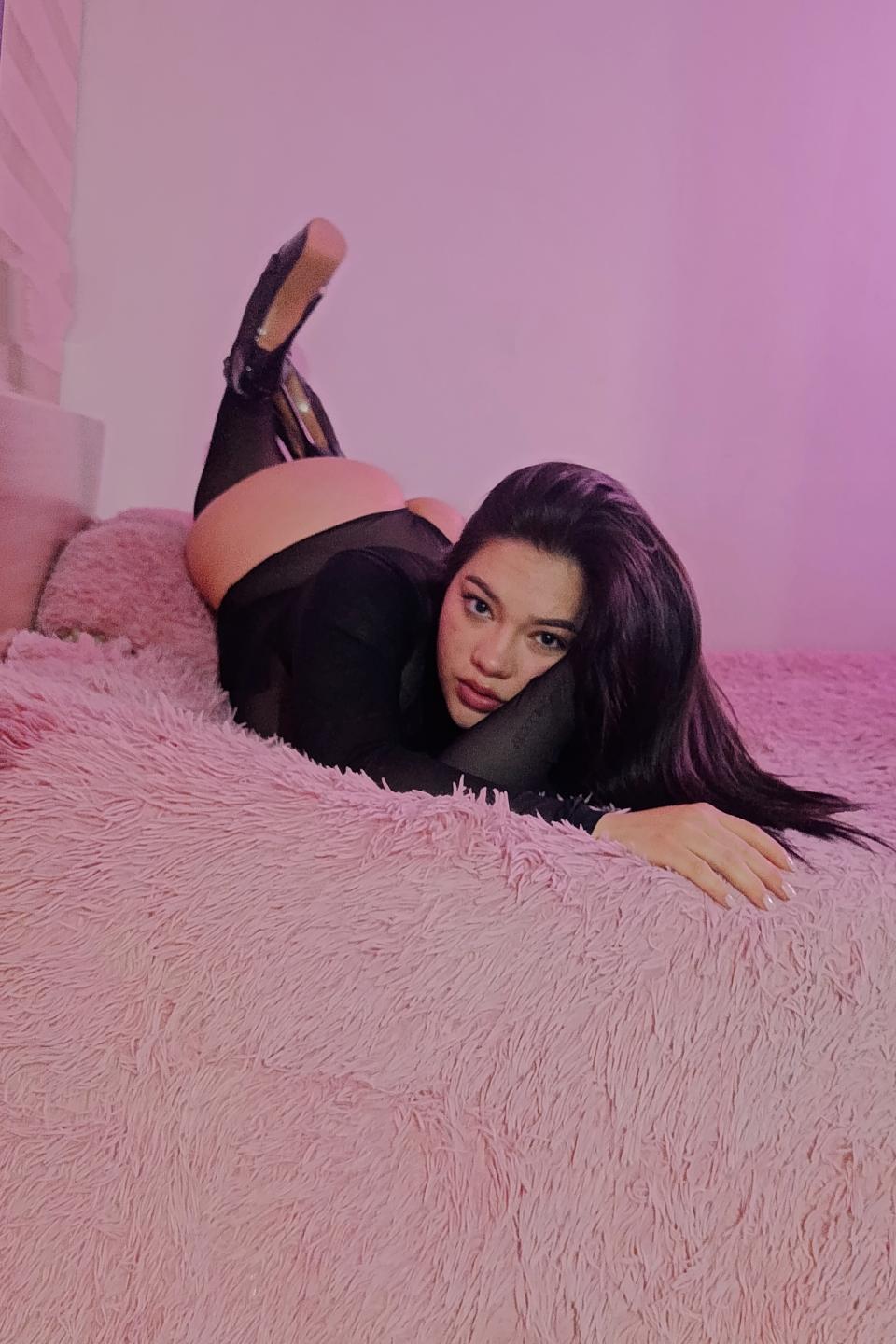 Image of cam model Elekktra from XloveCam