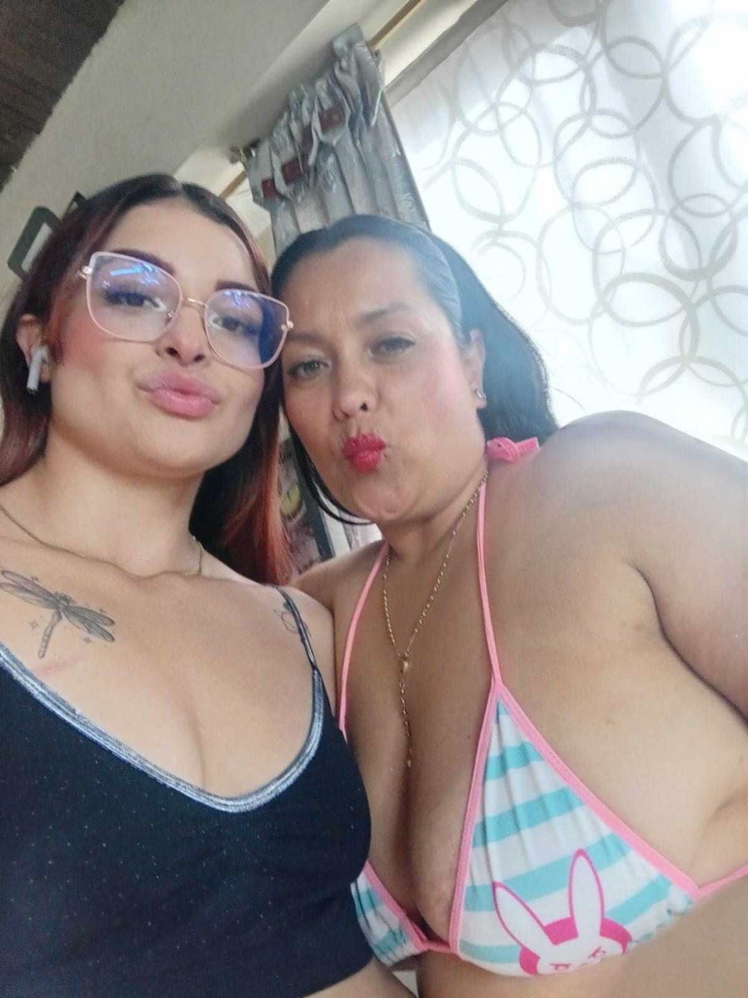 Image of cam model SaraAndMarilyn69 from XloveCam