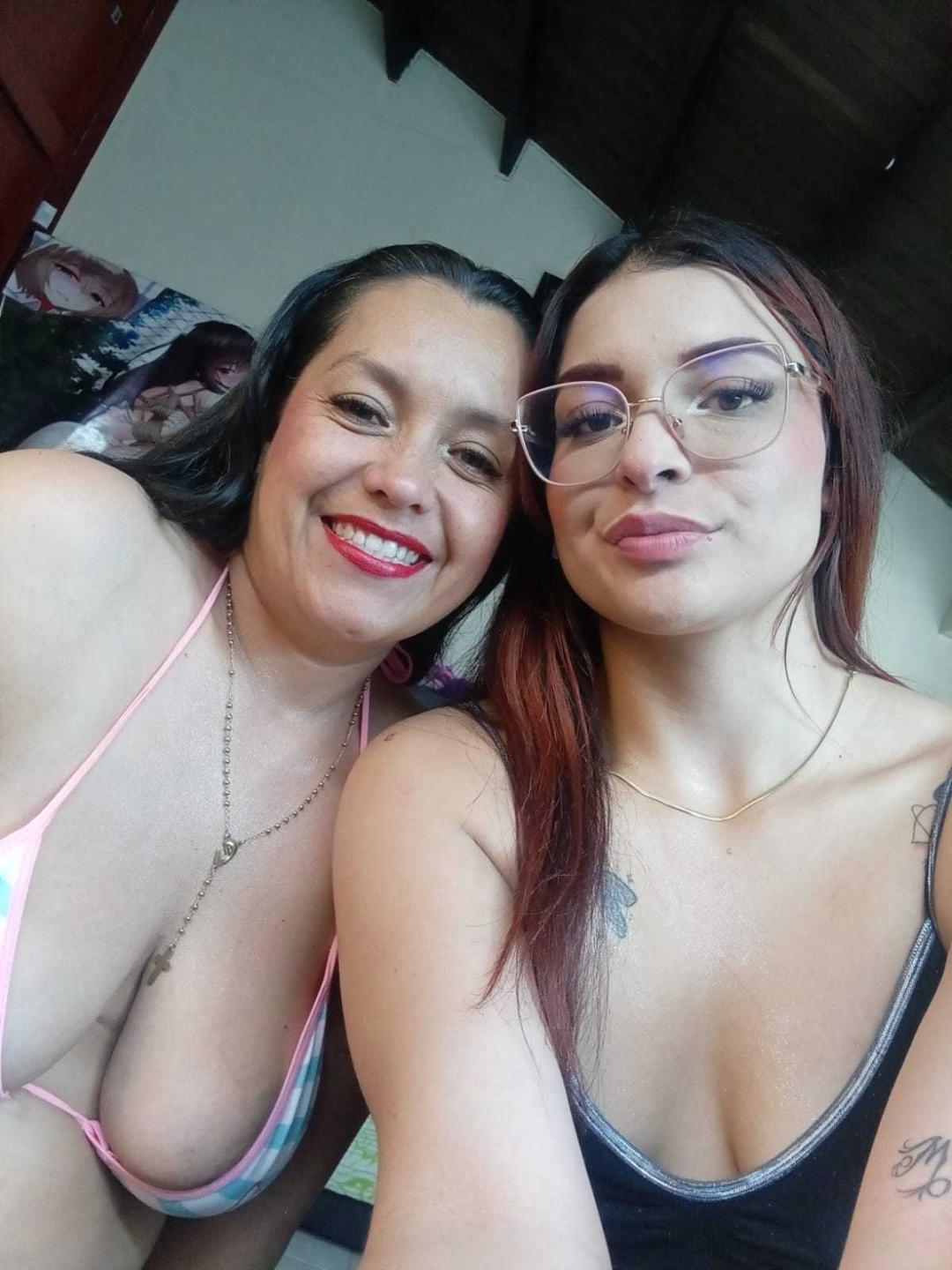 Image of cam model SaraAndMarilyn69 from XloveCam