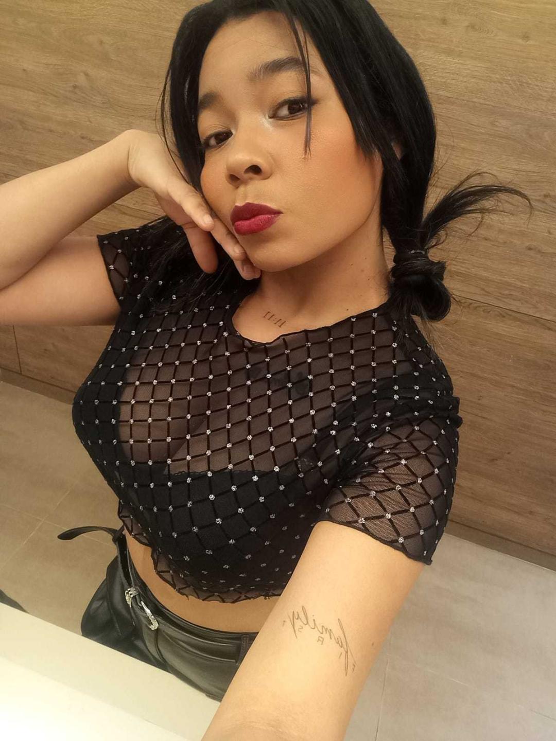 Image of cam model XinemaBonet from XloveCam