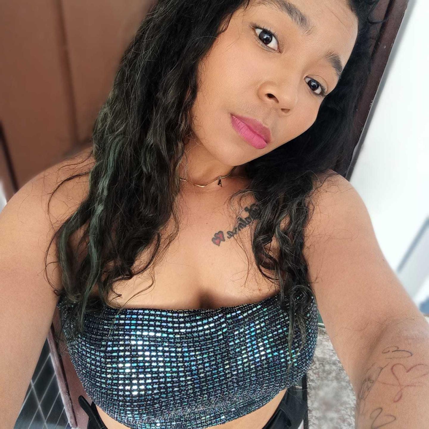 Image of cam model XinemaBonet from XloveCam