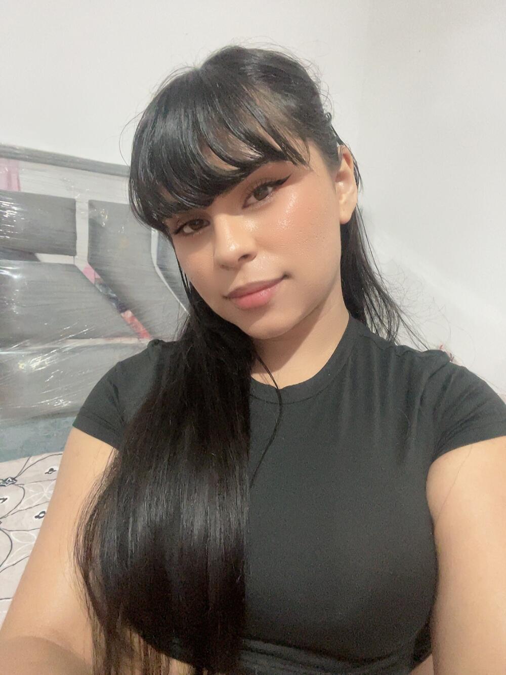 Image of cam model Yiovana from XloveCam