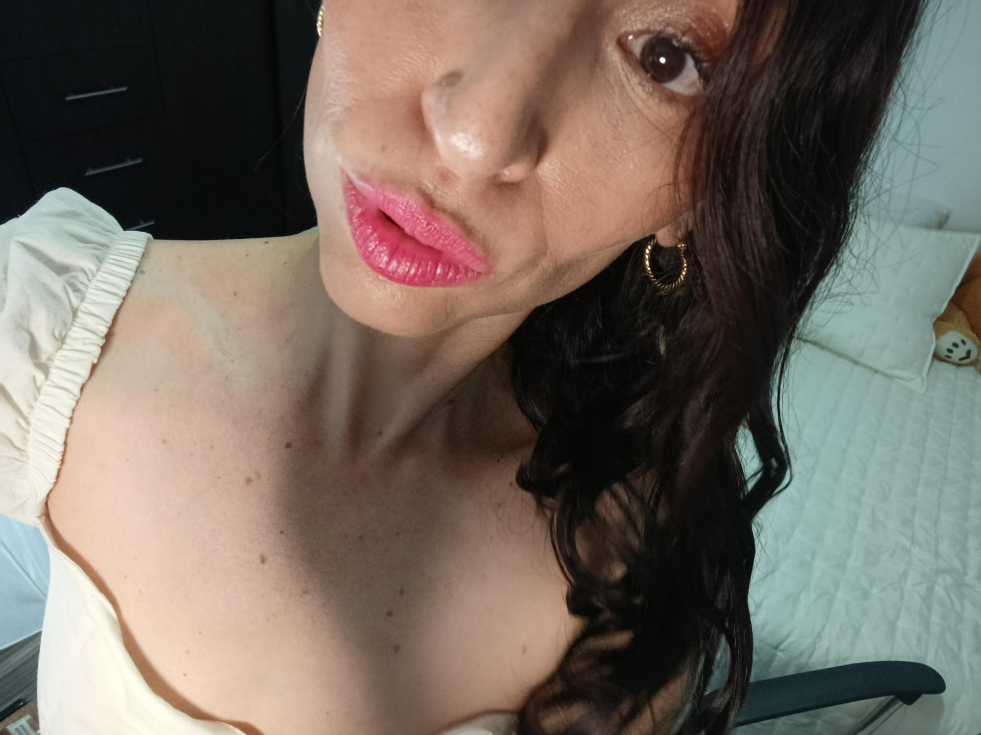 Image of cam model AliceRossiX from XloveCam