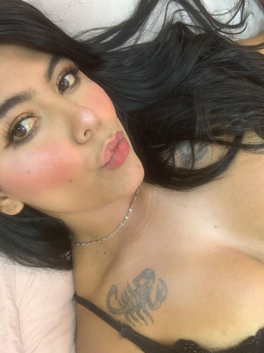 Image of cam model CatalinaReiyna from XloveCam