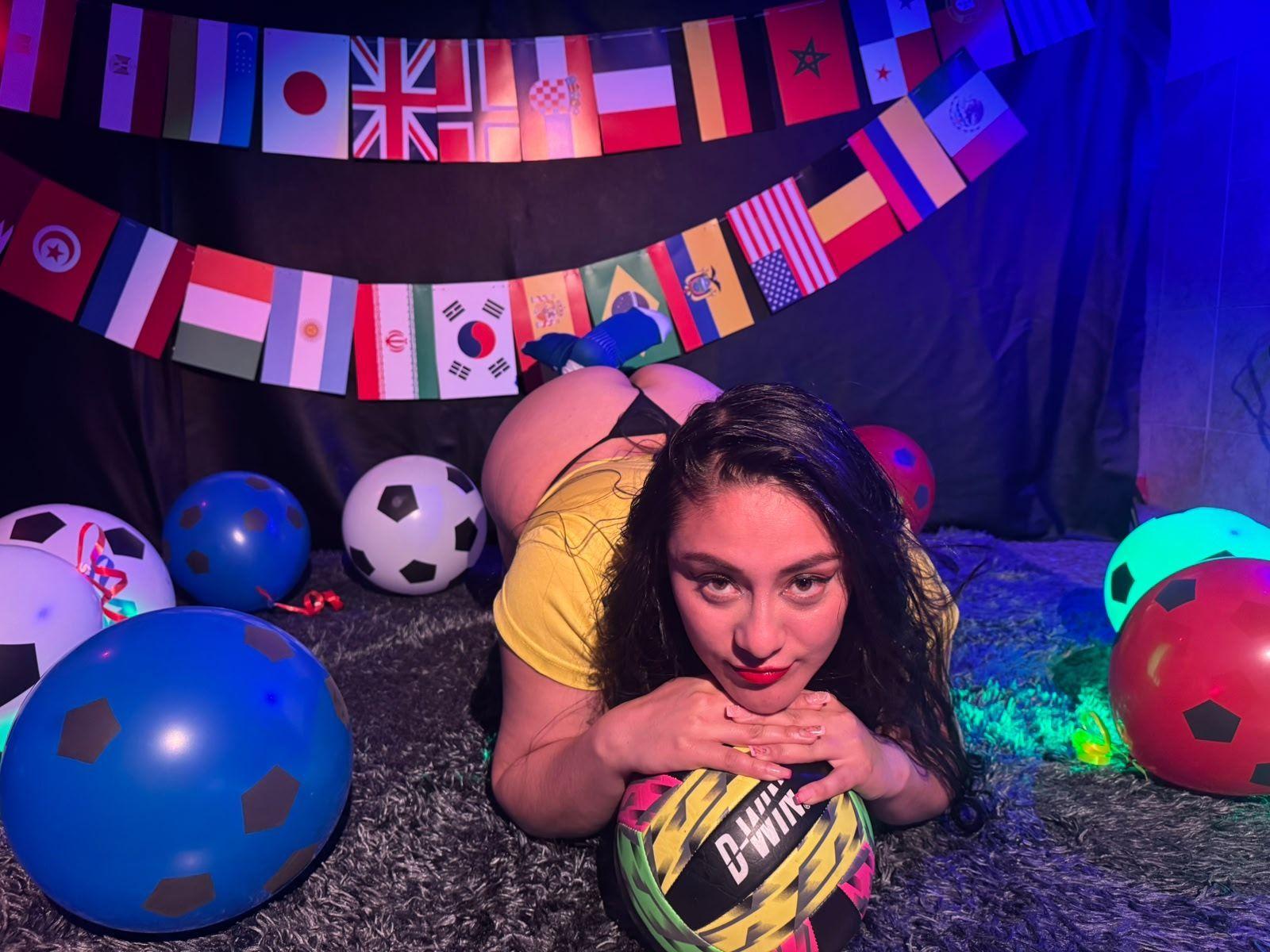 Image of cam model CristalZafiro from XloveCam