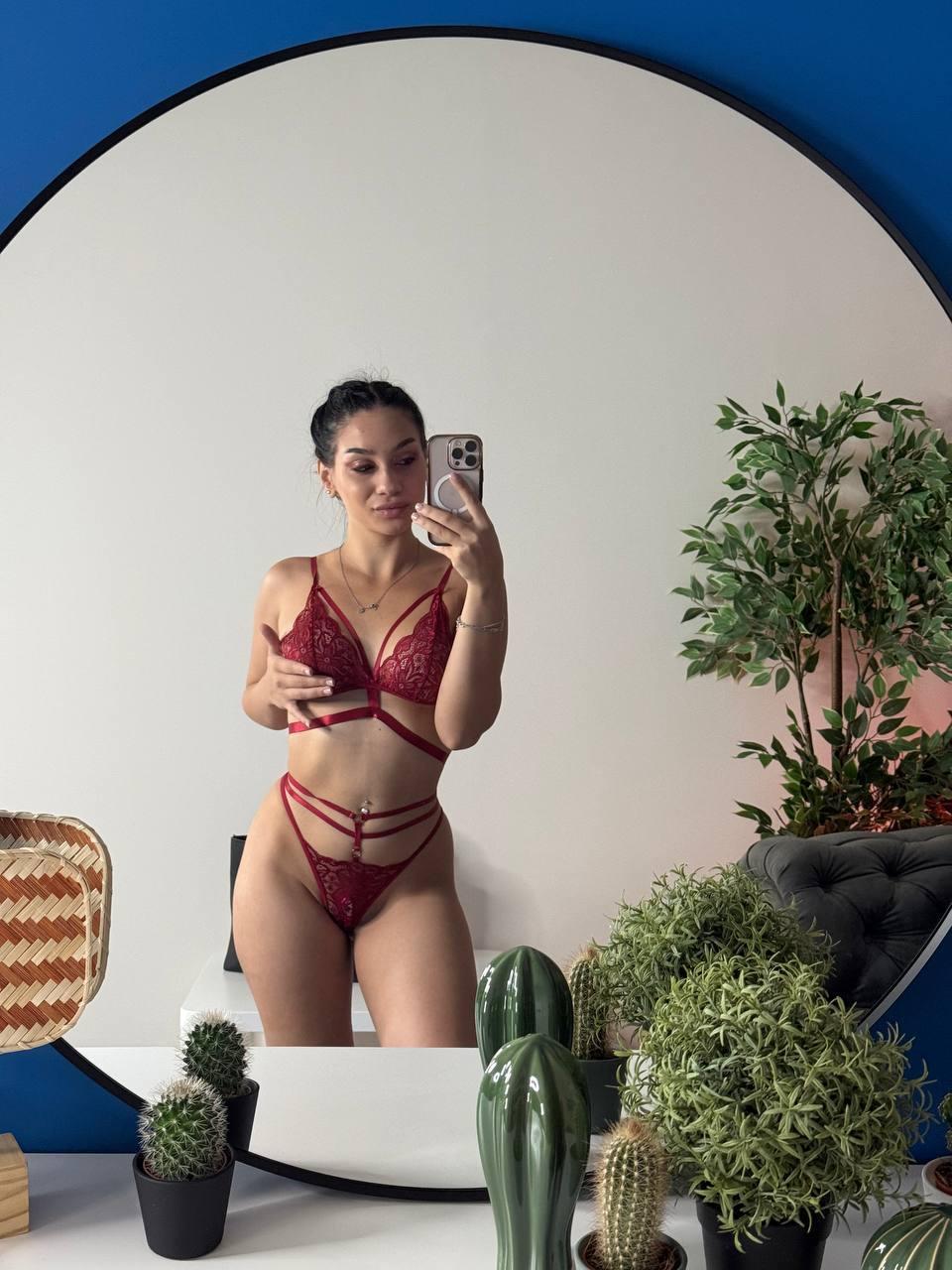 Image of cam model NinaSolenne from XloveCam