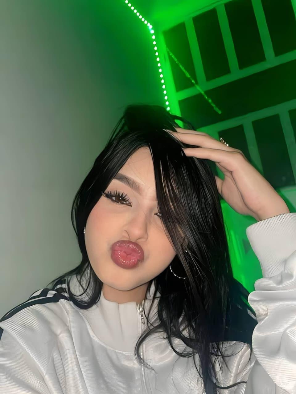 Image of cam model MilyLiams from XloveCam