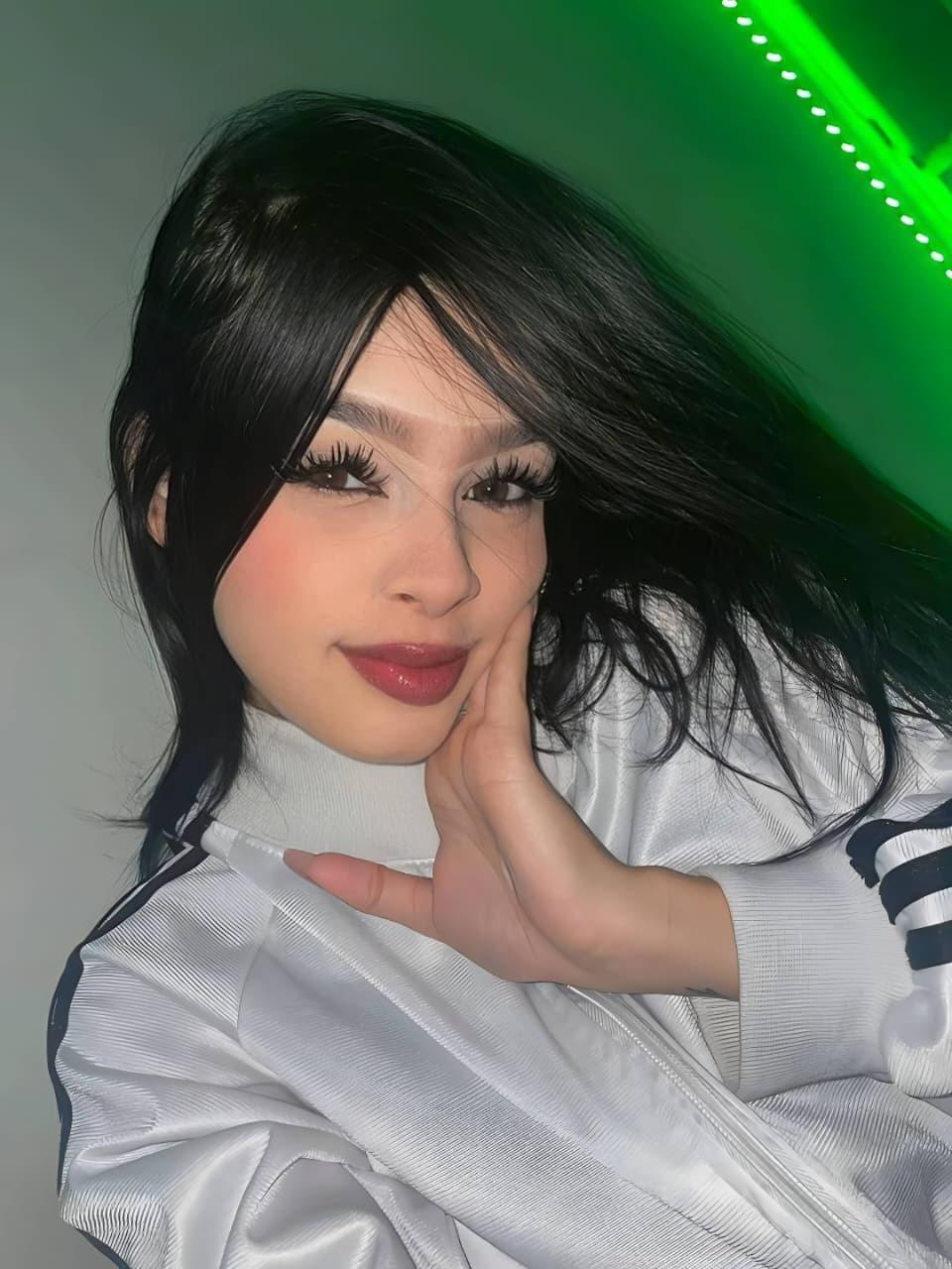 Image of cam model MilyLiams from XloveCam