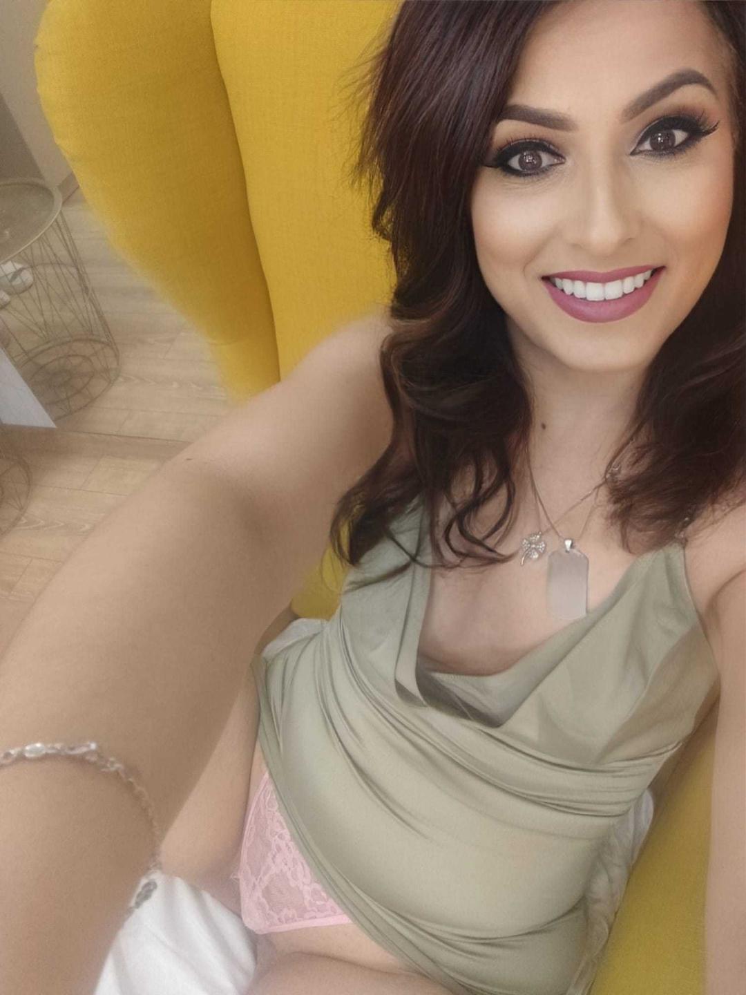Image of cam model LisaCroftt from XloveCam