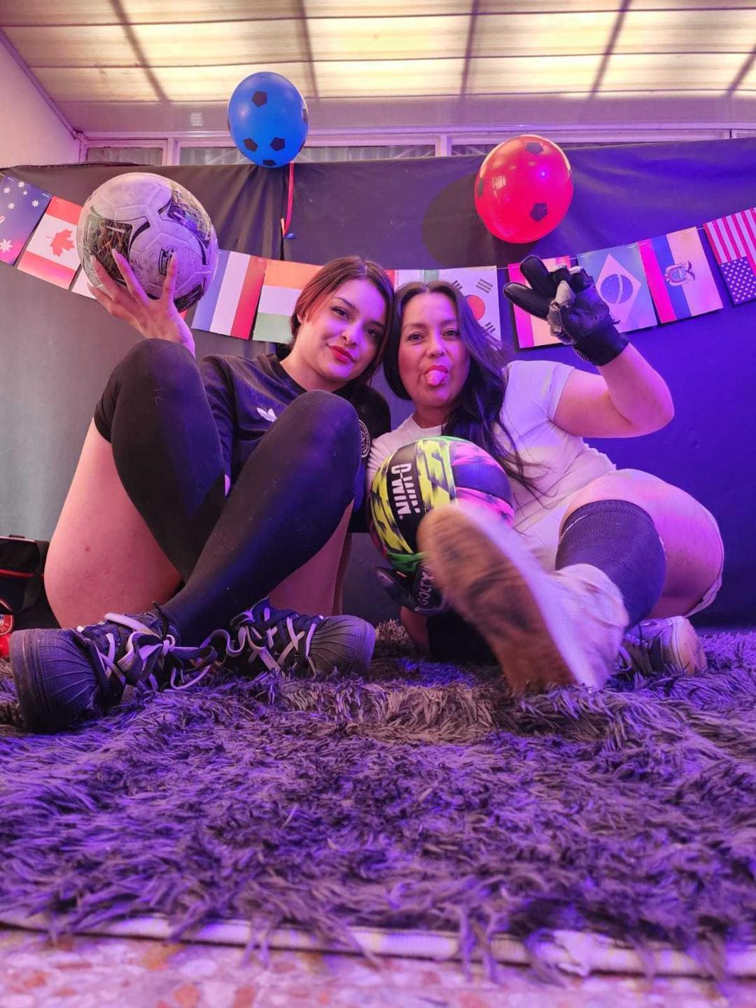 Image of cam model SaraAndMarilyn69 from XloveCam