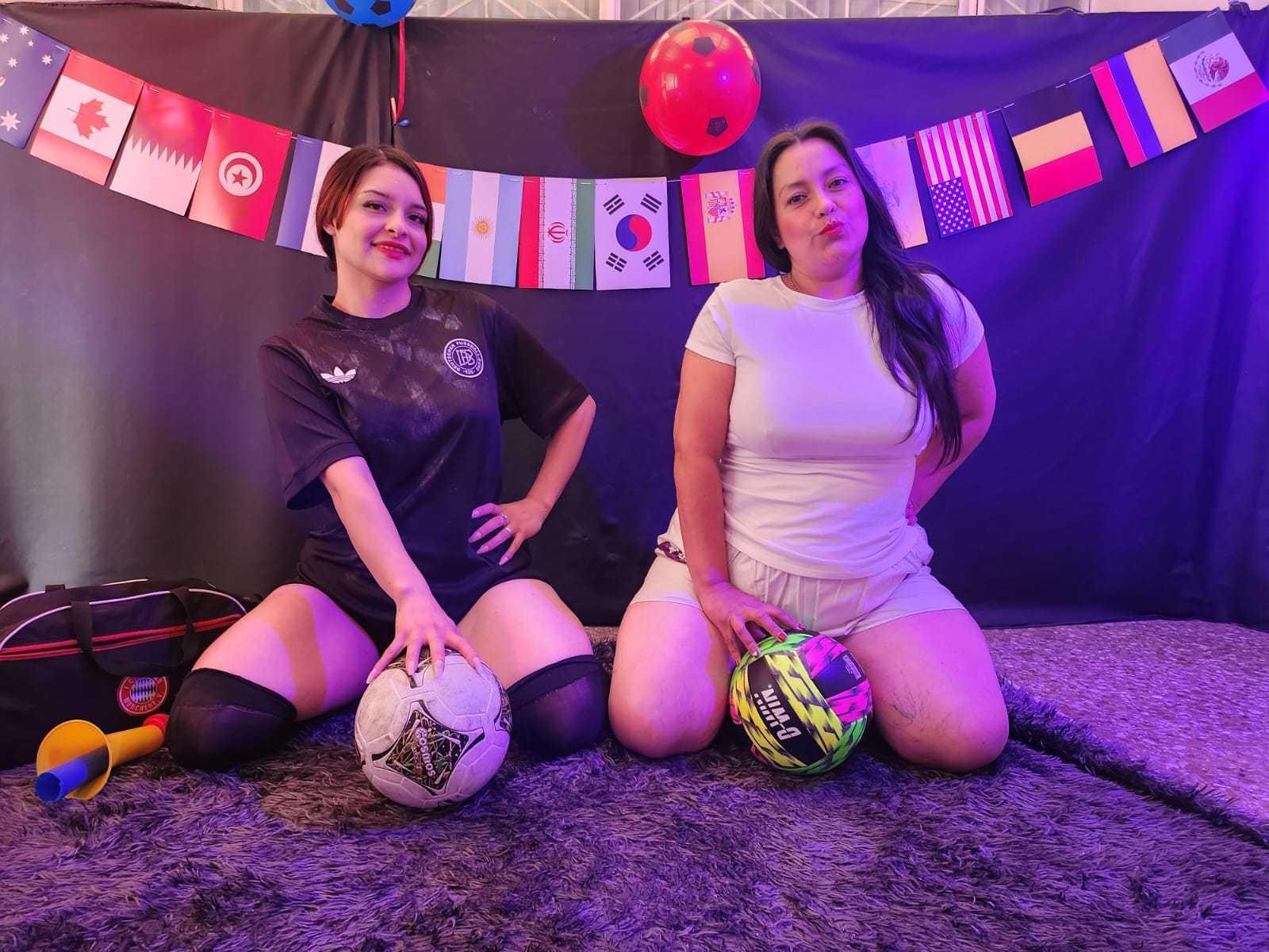 Image of cam model SaraAndMarilyn69 from XloveCam