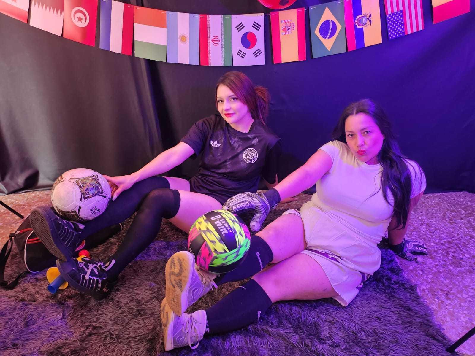 Image of cam model SaraAndMarilyn69 from XloveCam