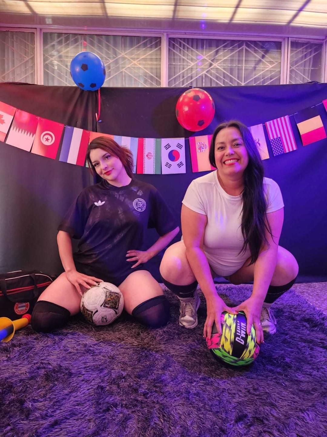 Image of cam model SaraAndMarilyn69 from XloveCam