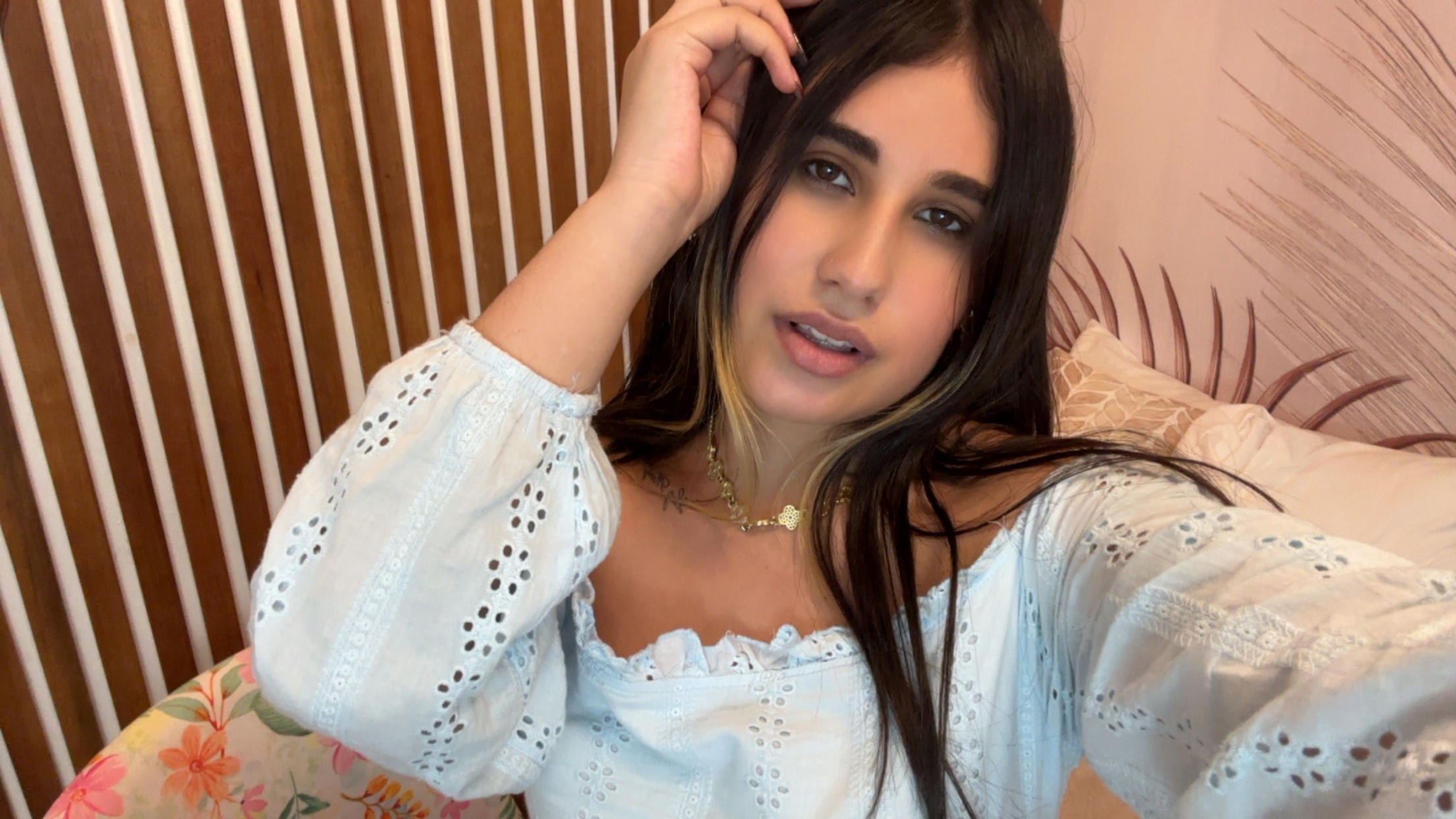 Image of cam model KatieDesirX from XloveCam