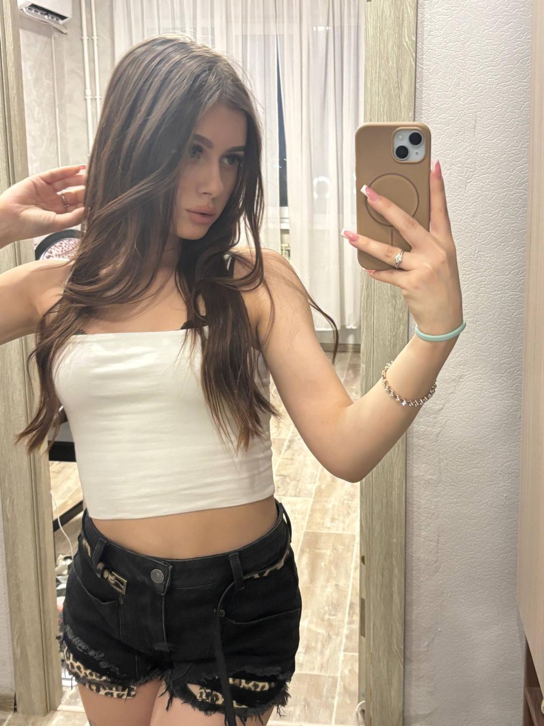 Image of cam model KimberlyZampieri from XloveCam