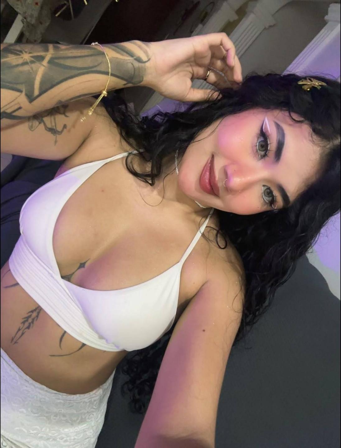Image of cam model CuteAurora from XloveCam