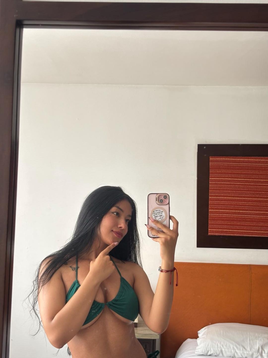 Image of cam model NicolethX from XloveCam