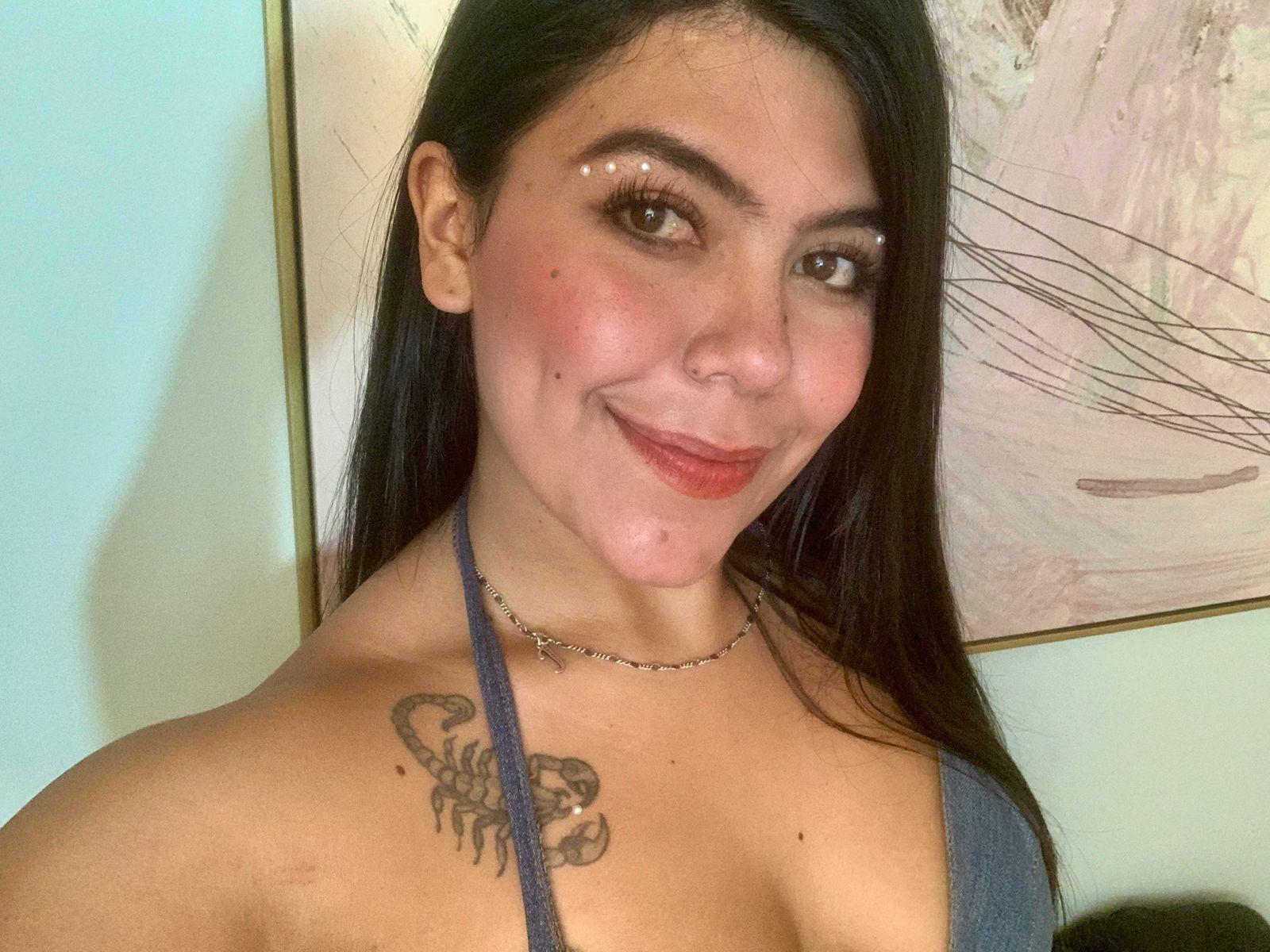 Image of cam model CatalinaReiyna from XloveCam